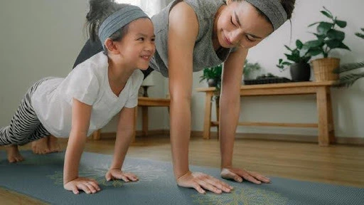 ibu dan anak latihan push up di klinik prospine untuk tinggi badan