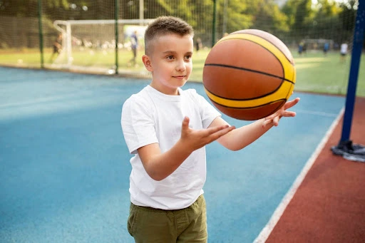 anak laki-laki bermain basket agar pertumbuhan badan semakin tinggi di prospine ckinic