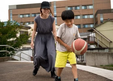 anak laki-laki & ibunya sedang bermain basket