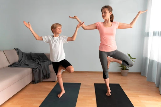 ibu & anak sedang malakukan gerakan yoga