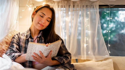 perempuan membaca buku sebelum tidur