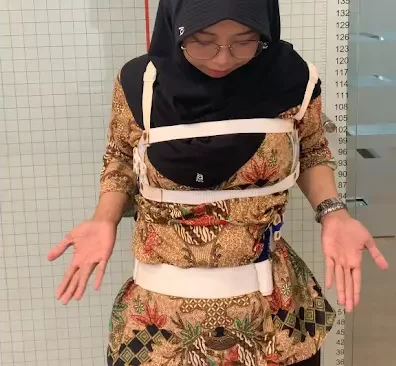 Perempuan memakai Brace ProSpine Clinic untuk Skoliosis