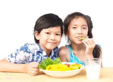 Anak Laki-Laki dan Perempuan Makan Sayur Bergizi