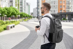 Pekerja Setelah Gajian Memakai Ransel Ergonomis Untuk Punggungnya