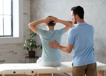 Anak Laki-laki Di Terapi Skoliosis Oleh Fisioterapis Untuk Mencegah Kemungkinan Osteoartritis
