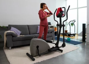 Perempuan Berolahraga Di Rumah Menggunakan Home Gym Dari Gaji Yang Dia Dapatkan