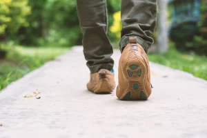 Orang Berjalan Dengan Menggunakan Walking Shoes Baru