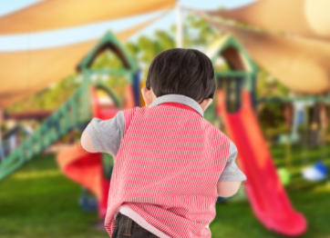 Anak Laki-laki bungkuk saat hendak bermain ke taman bermain