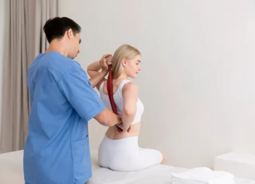 Perempuan yang mengalami skoliosis ringan sedang diperiksa dokter karena terus merasa pegal di punggungnya