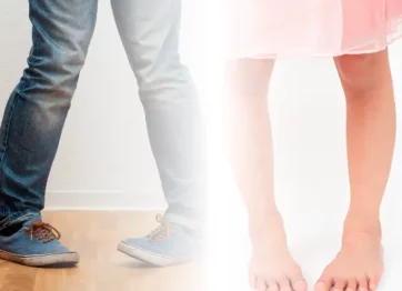 Di sebelah kiri berdiri seorang laki-laki yang memiliki Kaki X sedangkan di sebelah kanan berdiri anak perempuan dengan Kaki O